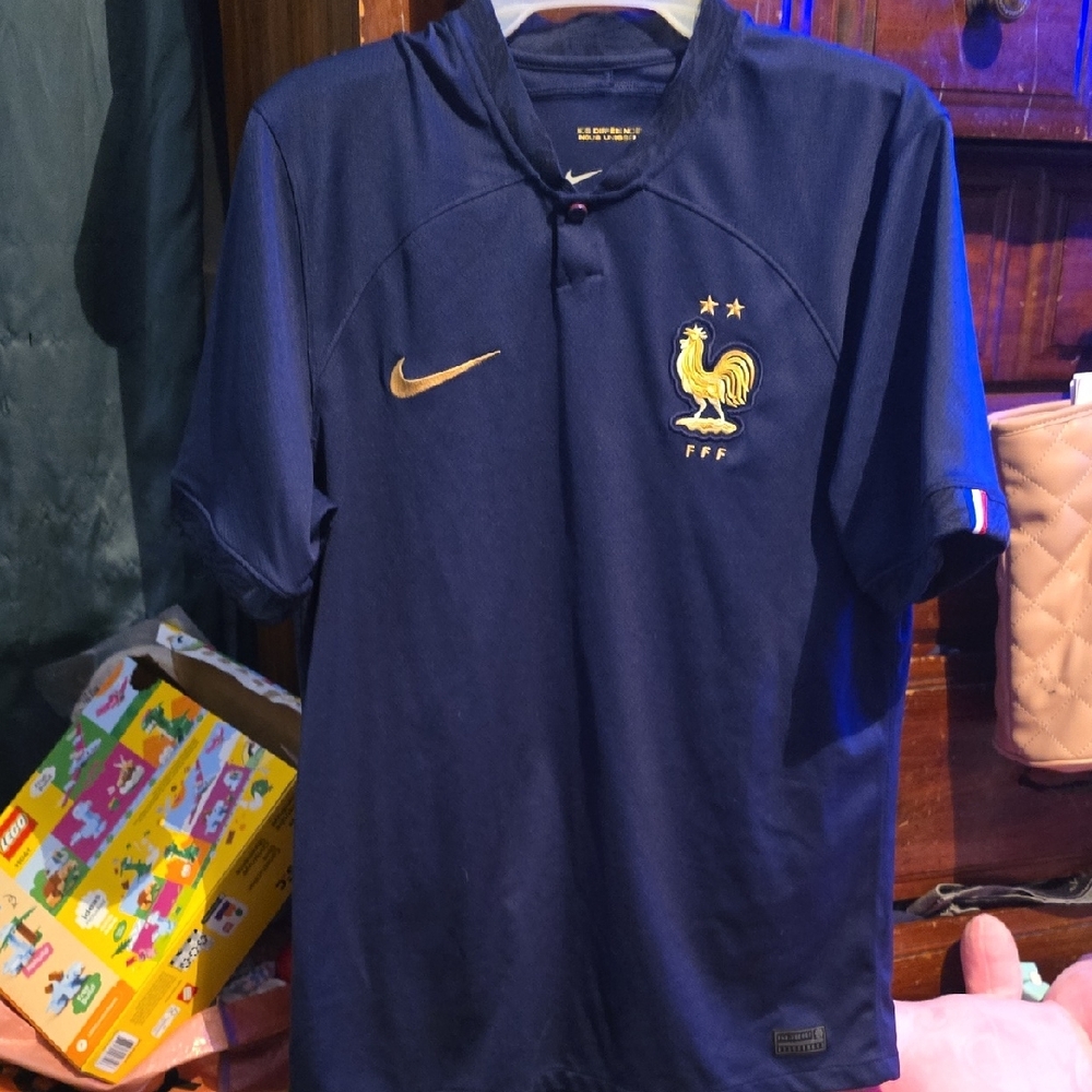 !!.        Young Mens M Top with Gold Accent.  S2
